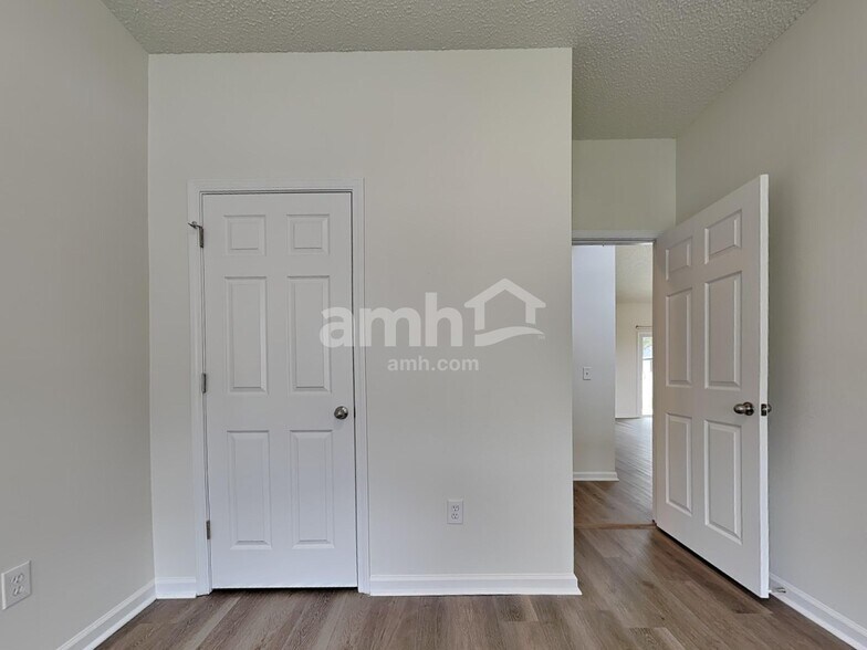 Building Photo - 523 Amsonia Cir