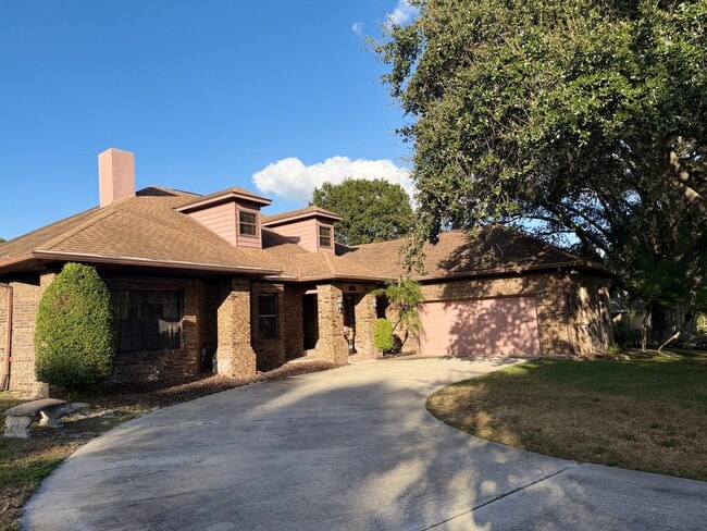 Building Photo - 1102 Sugartree Dr S