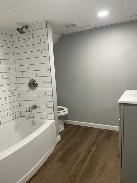 Bath2 - 710 Park Ave