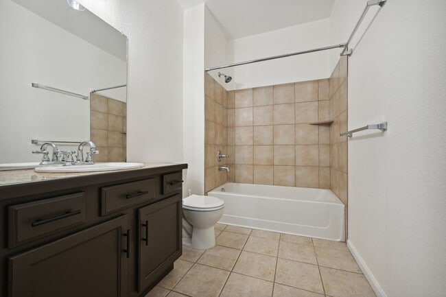 Building Photo - Updated 2 Bedroom Condo in Erie