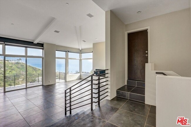 Building Photo - 3850 Rambla Orienta