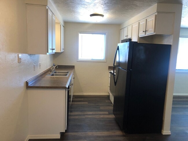 Building Photo - Freshly updated 2 bedroom 1 bathroom duplex with garage!