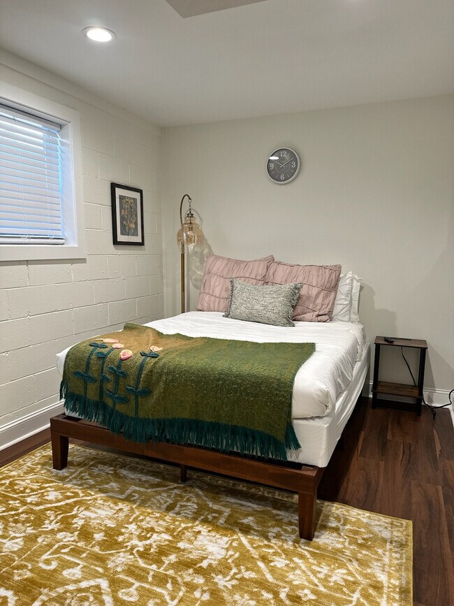 Building Photo - 107 David St