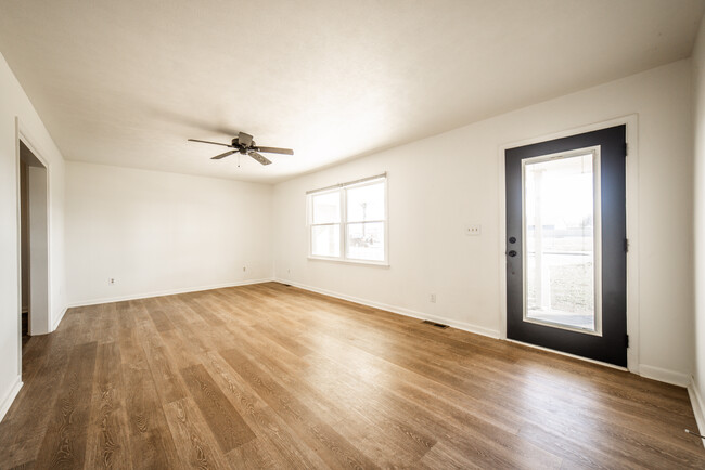 Building Photo - 908 S Maple St