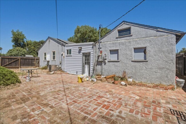 Building Photo - 601 Poplar Ave