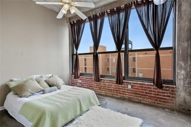 Building Photo - 308 W 8th St