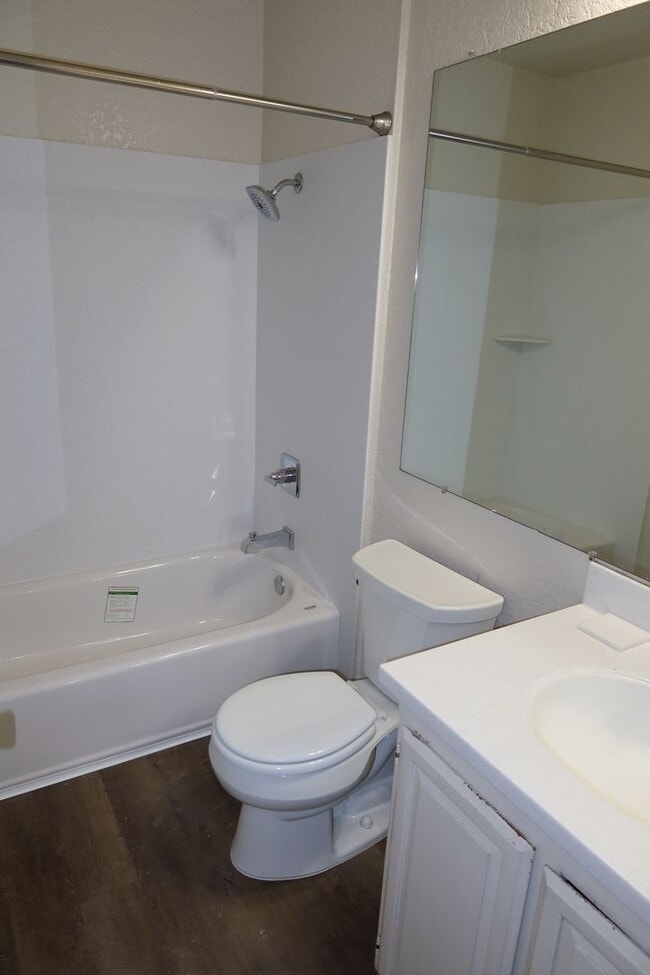 Building Photo - 3 Bedrooms, 2 Baths Half-plex in Greenhaven