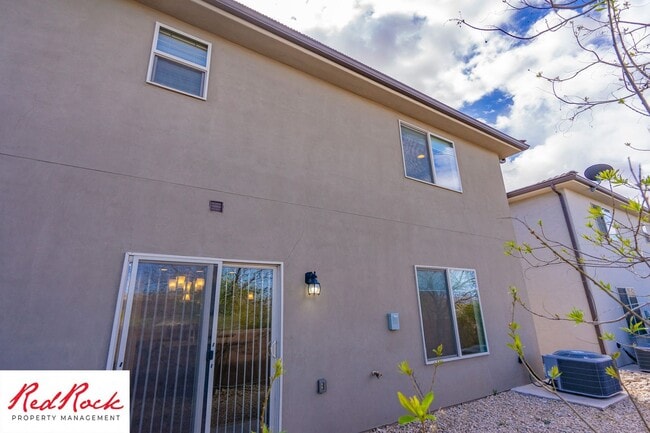 Building Photo - End Unit Fossil Hills Townhome with 3 Beds and 2.5 Baths