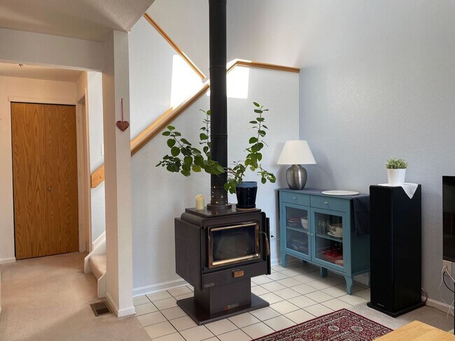 Building Photo - Charming 3b/2.5b Townhome In Louisville