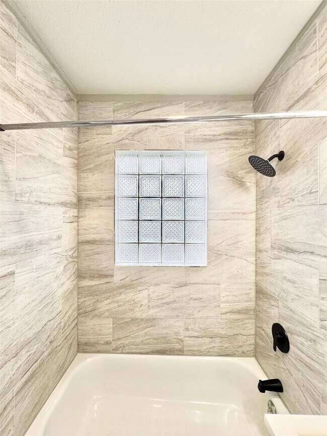 Building Photo - 629 E 11th St