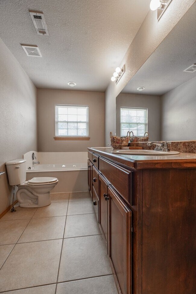 Building Photo - 4 Bedroom 2.5 Bath Townhome near Centennial Park!