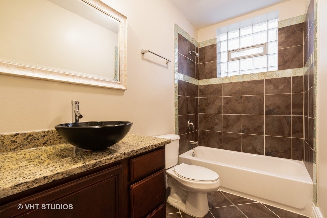 bathroom - 4847 S Vincennes Ave