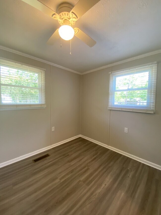 Building Photo - 3 Bedroom, 2 bath Home