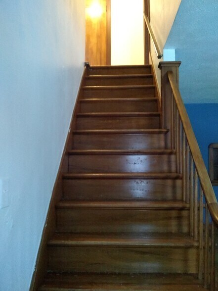 Stairs - 2105 Eastlawn Pkwy