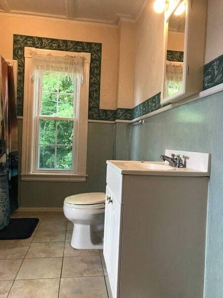 Building Photo - 502 Main St