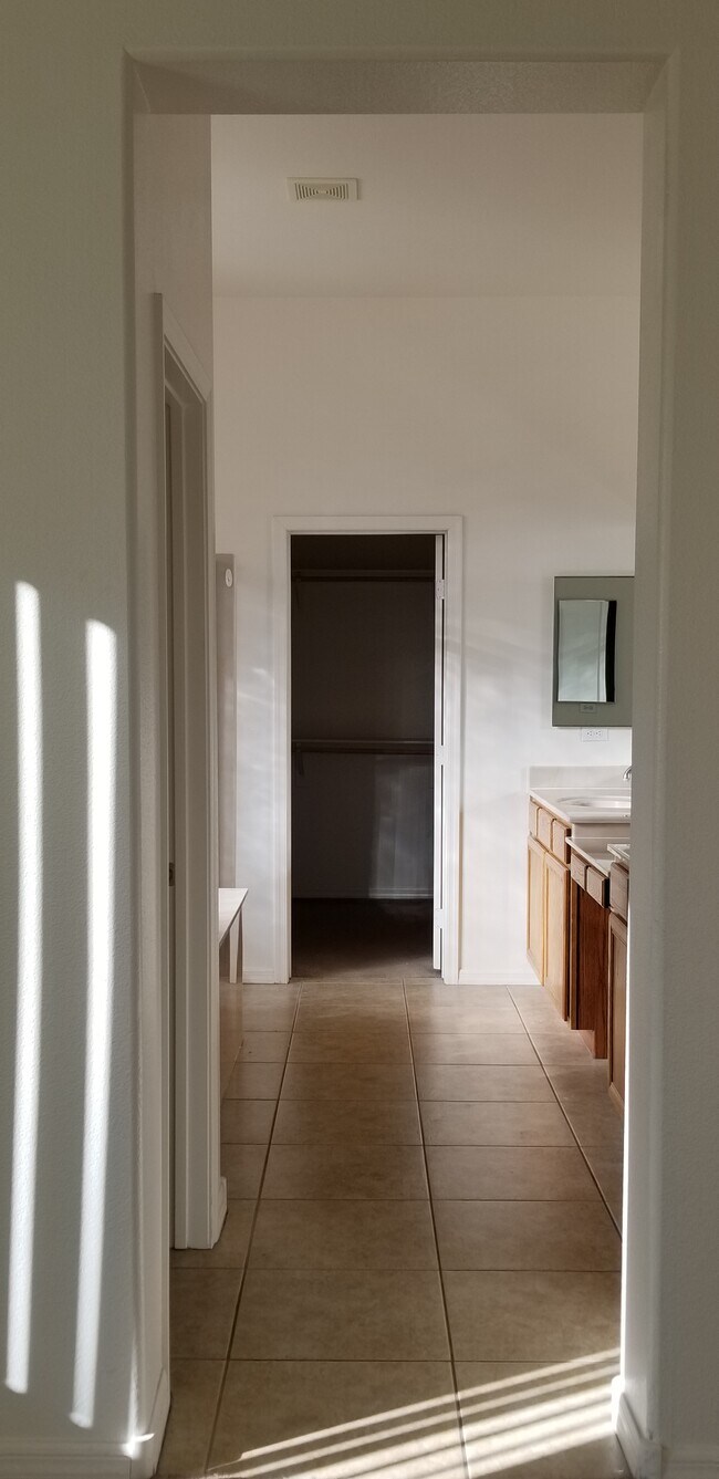 Building Photo - 4901 Oro Ln