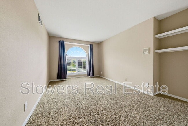 Building Photo - 350 Bellflower Dr