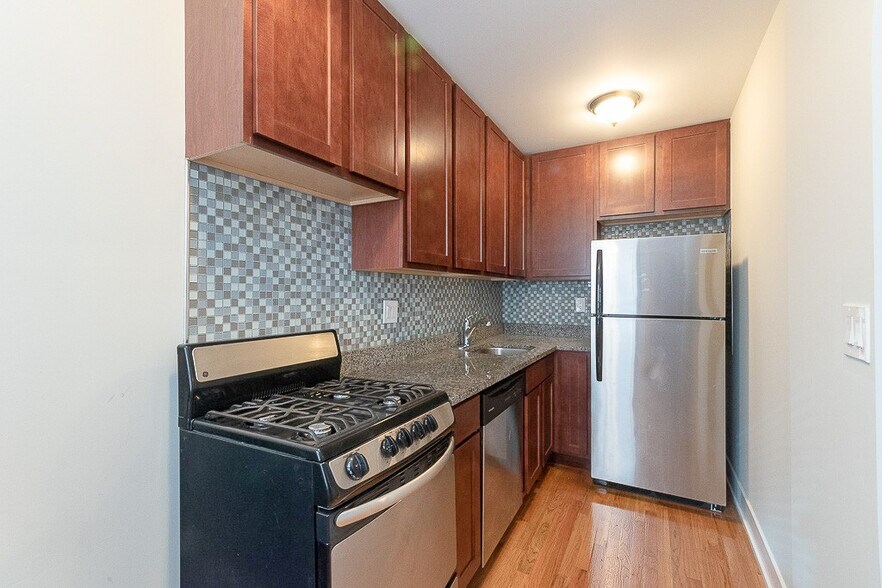Primary Photo - 435 W Roscoe St