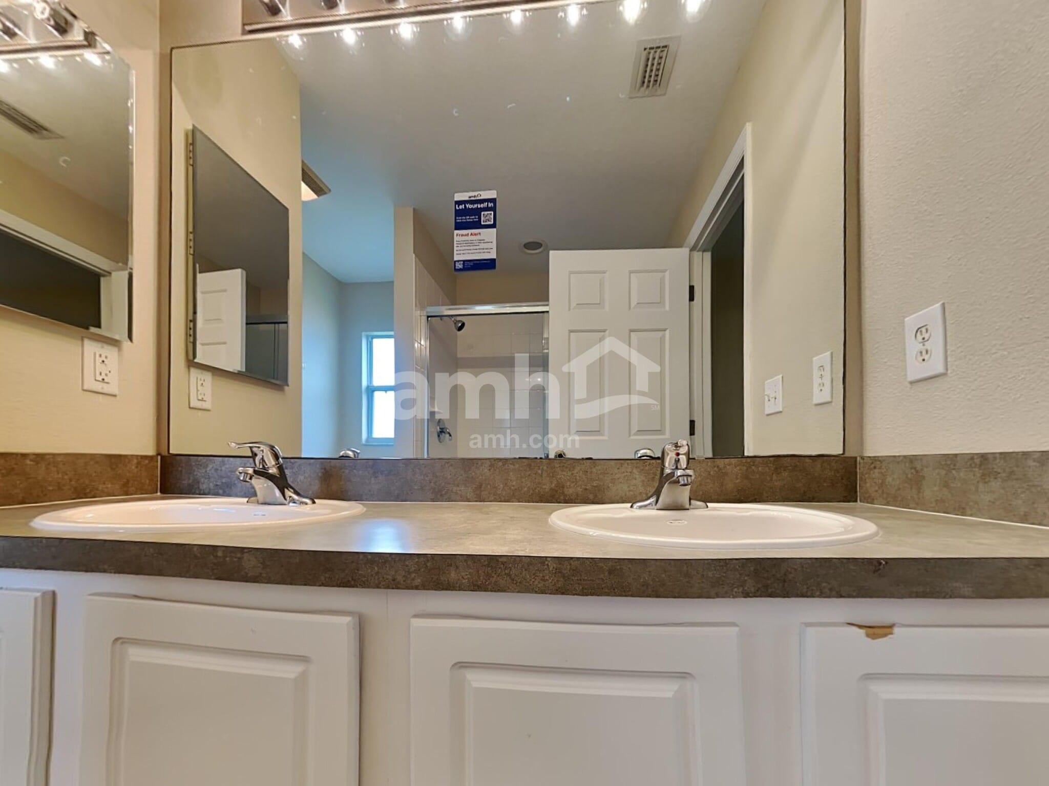 Building Photo - 1322 Lake Idamere Blvd