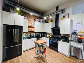 Building Photo - Spacious Master Bedroom and En-Suite in La...
