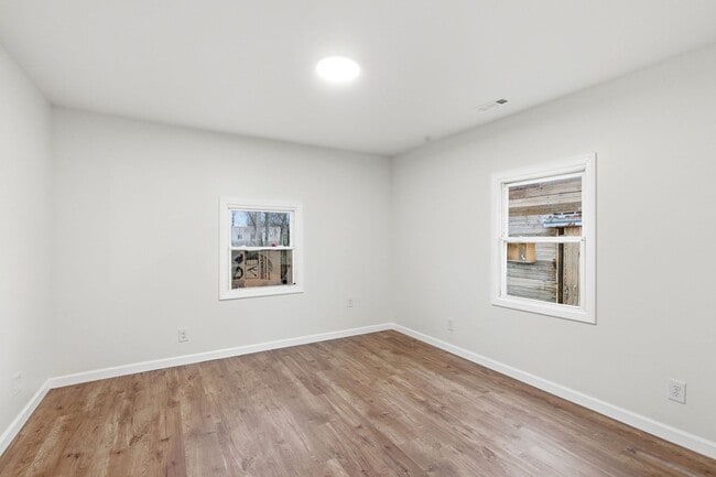 Building Photo - Fully Updated 2-Bed with Modern Finishes