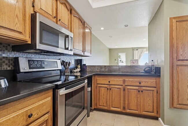 Building Photo - Welcome to this beautiful 1,042 sq. ft. condo offering modern comfort in a prime location!