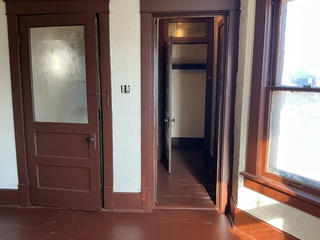 Building Photo - 2513-2515 N Holton St