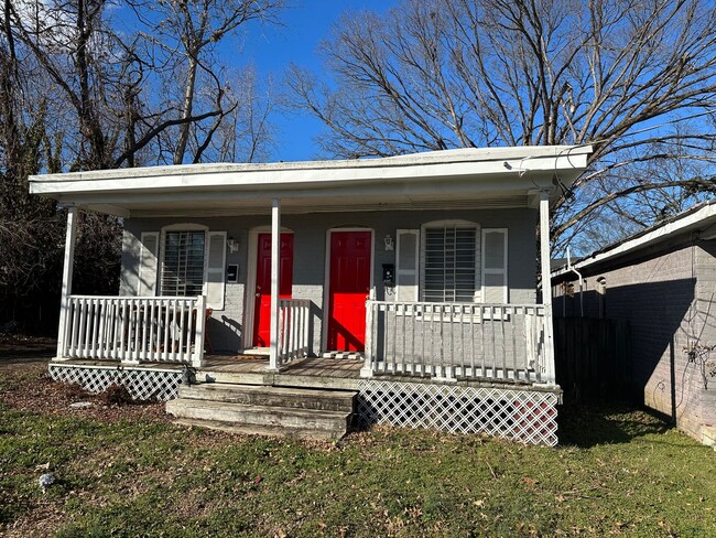 Primary Photo - 2 bed 1 bath w Laundry, Yard, Parking, HVA...