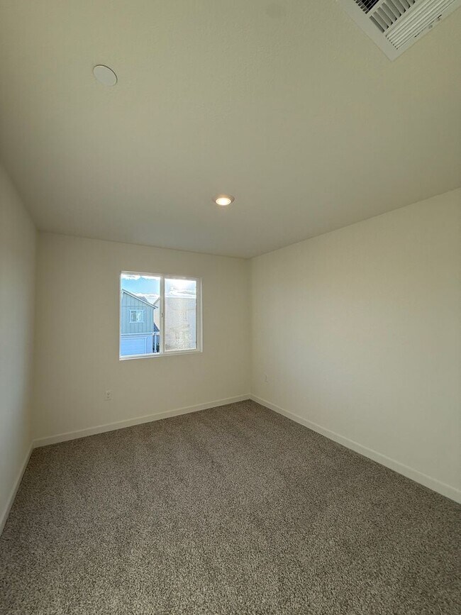 Building Photo - 4 Bed 2.5 Ba 2 Story 2 Car