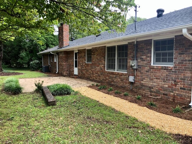 Building Photo - Three Bedroom Oconee County Available Summer