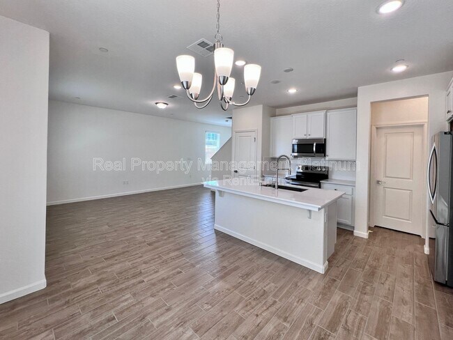 Building Photo - 6596 E Cresthaven Dr