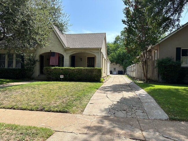 Building Photo - One Bedroom One Bath Duplex in TCU Area