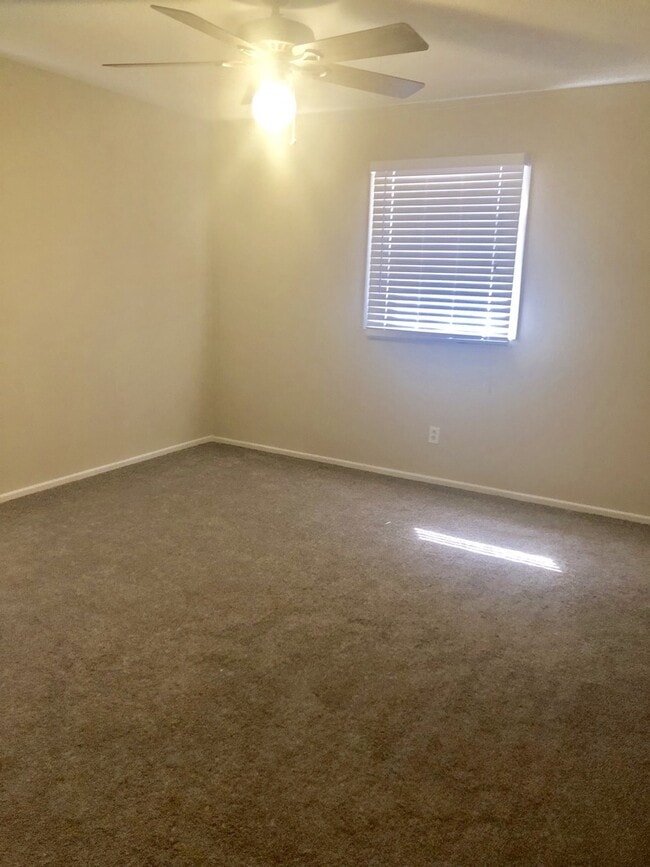 Building Photo - Spacious House