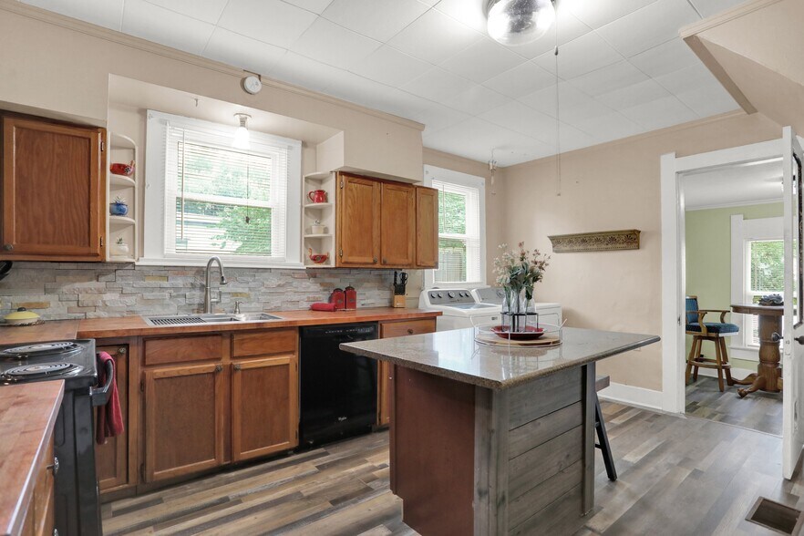 Kitchen - 108 N Muessing St