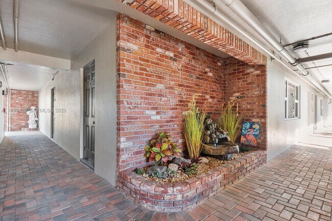 Building Photo - 3111 NE 51st St