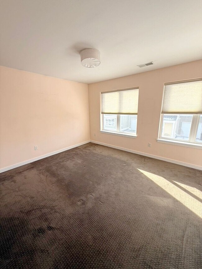 Building Photo - Charming Southside 2 Bedroom, 2.5 Bath Townhome