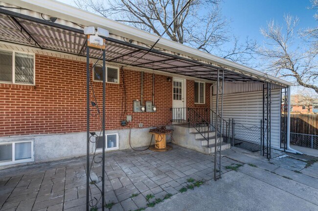 Building Photo - Roomy Sunnyside Duplex with Finished Basement in a Prime Location