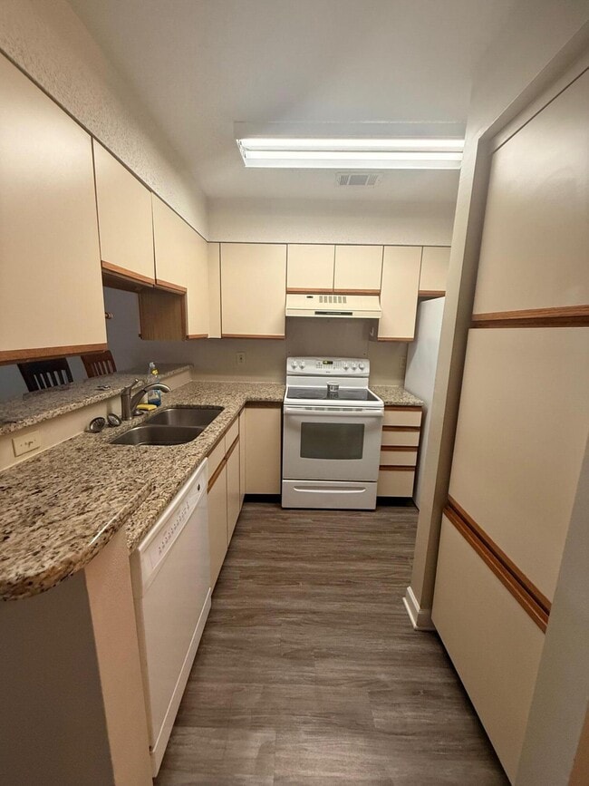 Building Photo - 304 Westlake Ct