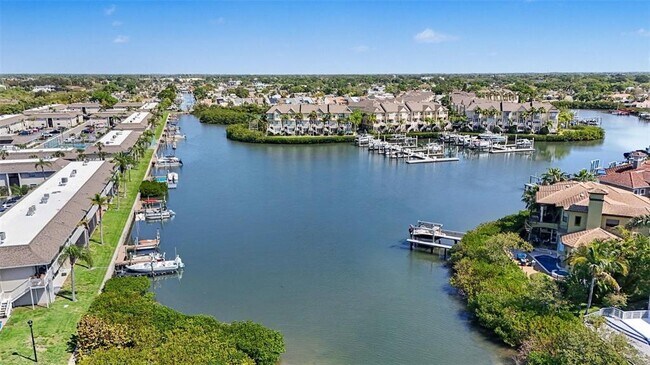 Building Photo - 8828 Bay Pointe Dr