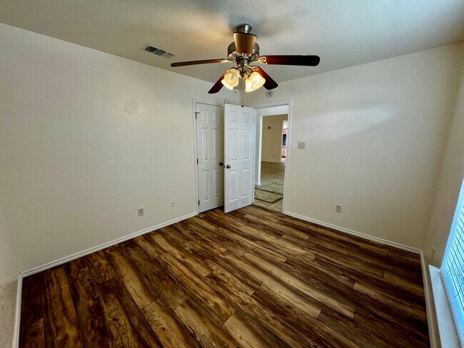 Building Photo - Spacious 4 Bedroom 2 Bath