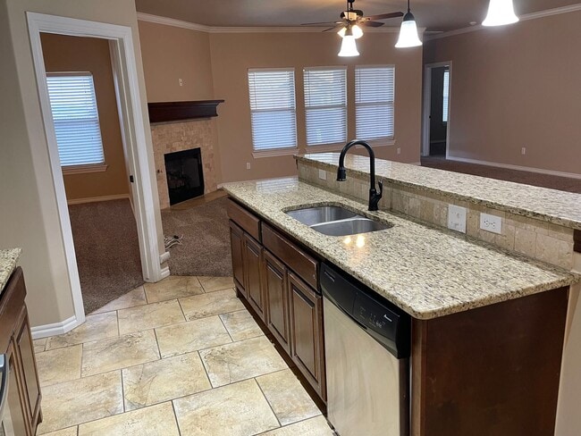 Building Photo - 4 Bed, 2 Bath with Neighborhood Pool and D...