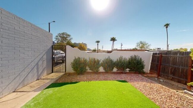 Building Photo - 1714 E Ocotillo Rd