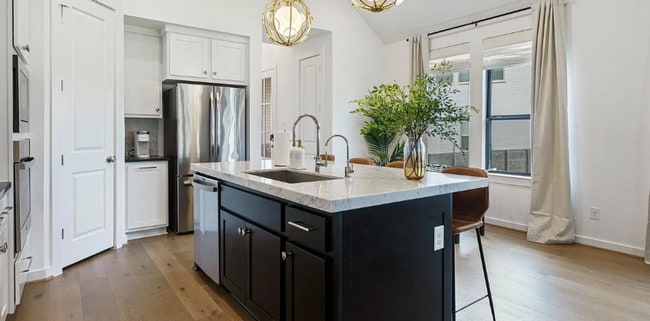 Building Photo - lovely turnkey 3bd fenced in yard