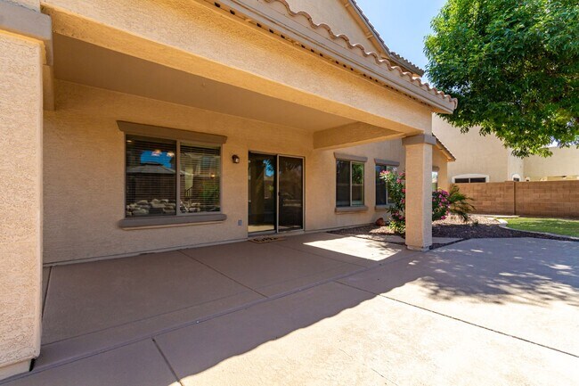 Building Photo - Chandler 4 Bedroom - 2.5 Bathroom with Pri...