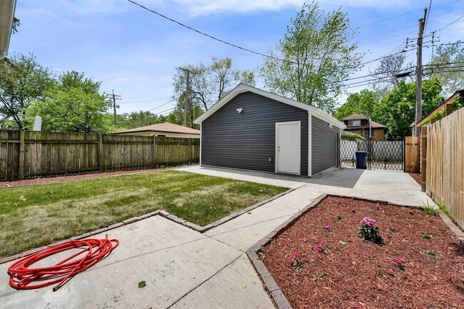 Building Photo - 1115 N Taylor Ave