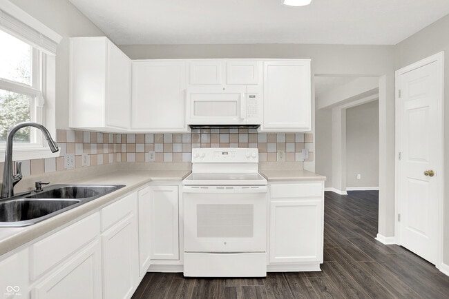 Building Photo - 5761 Cantigny Way S