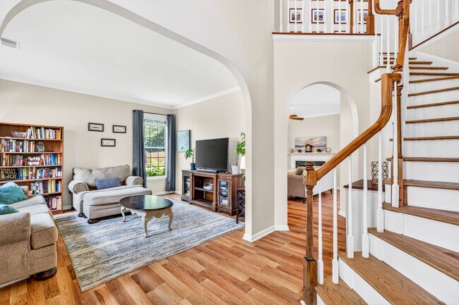 Building Photo - Spacious Living in the Heart of Whitehall