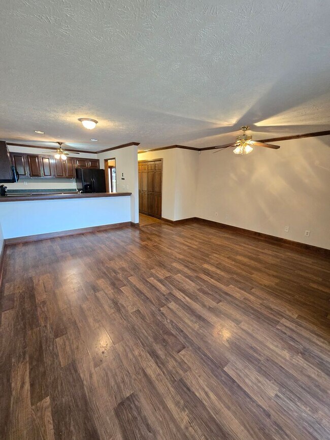 Building Photo - Spacious Townhouse for Rent!