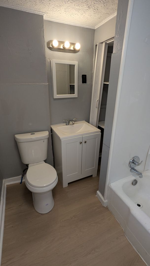 Building Photo - Welcome to your charming home located in the vibrant city of Akron