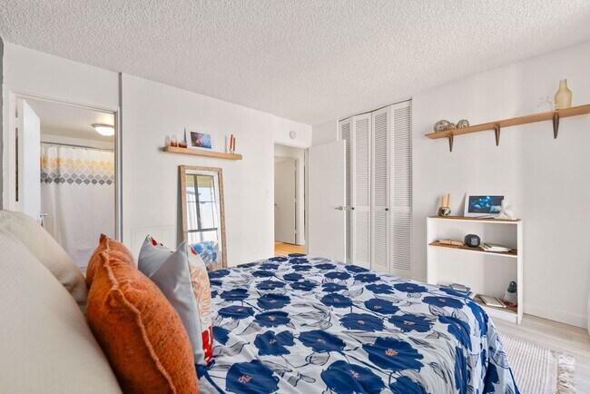 Building Photo - Kakaako Royal Court 2 Bedroom 2 Bathroom 1...